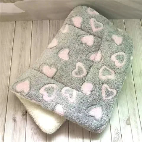 Soft Pet Dog Blanket Thickened Pet Mat for Puppy Chihuahua Sleeping Mat for Cats and Dogs Warm Household Carpet Pet Supplies