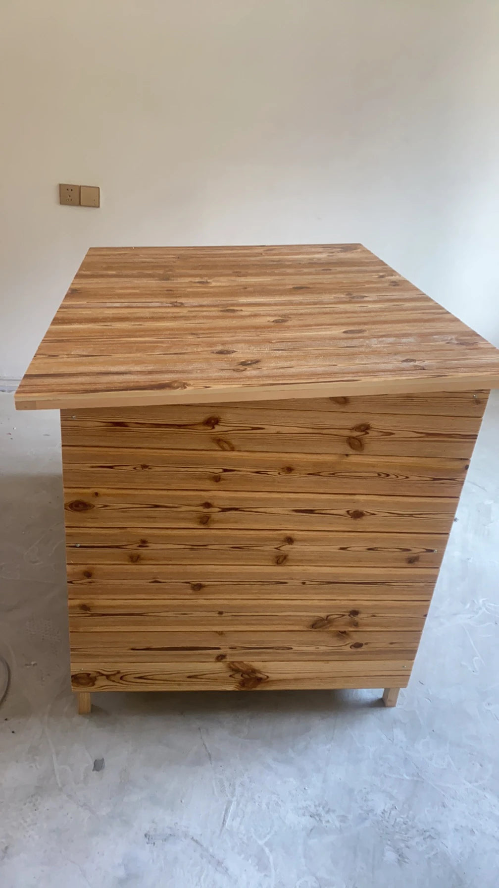 the PINEHOUSE - Large Solid Wood Doghouse, Outdoor Rainproof, Outdoor Waterproof Four-Season Pet Nest, Cat/Dog Cage Golden Feather Edge Animal