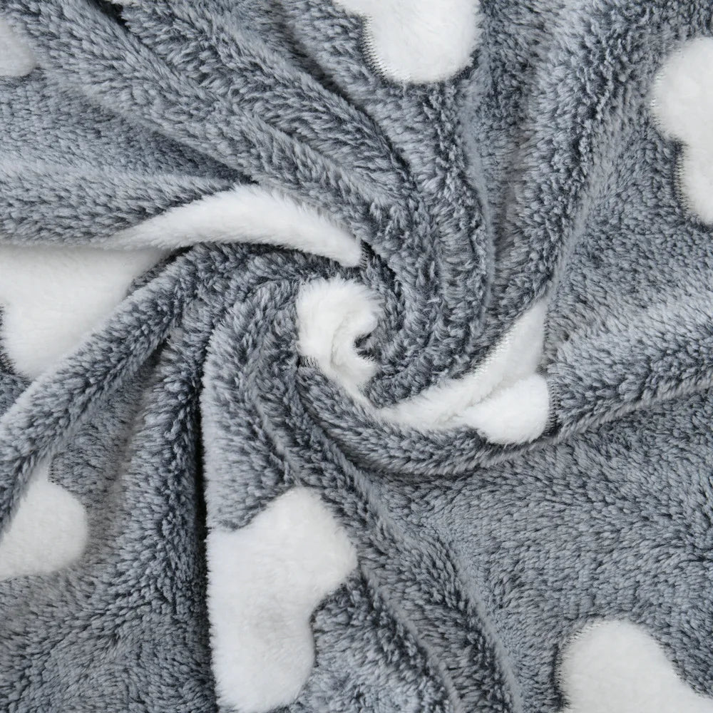 Soft flannel pet dog blanket cartoon print cat and dog bed sheet warm and comfortable pet blanket universal warm pet supplies