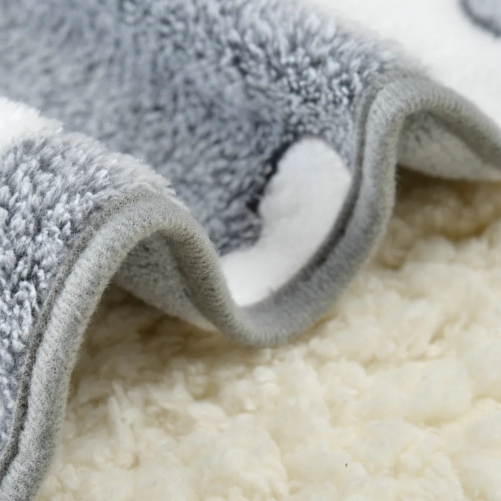 Soft flannel pet dog blanket cartoon print cat and dog bed sheet warm and comfortable pet blanket universal warm pet supplies