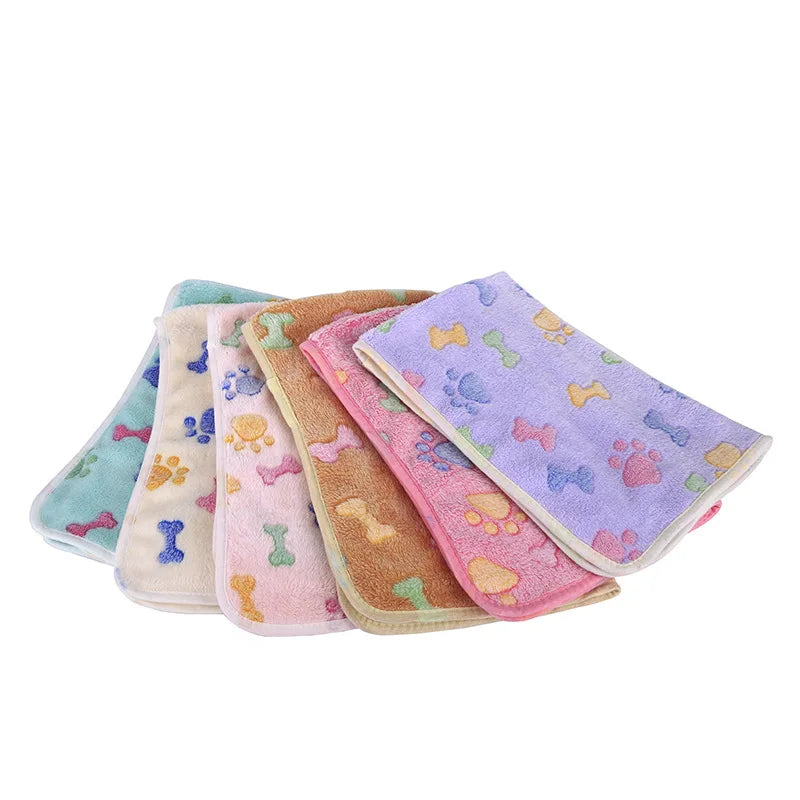 Thick Coral Fleece Pet Blanket Keeping Dogs Cats Warm in Autumn Winter