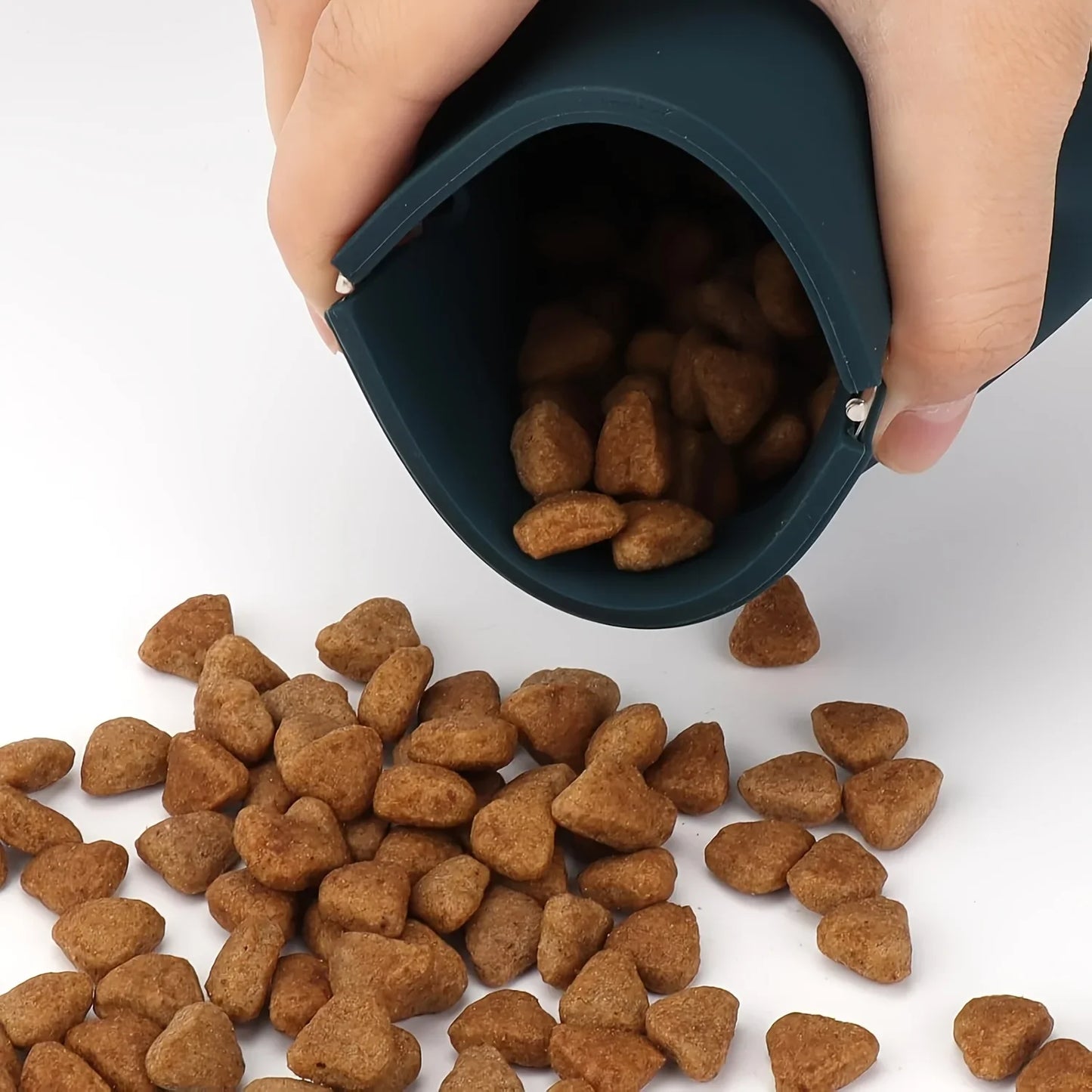 the TRAILSNACK SILICONE POUCH - Silicone Dog Treat Bag, Portable Pet Treat Bag, Easy to Clean Waterproof Convenient Pet Food Bag, Suitable for Outdoor Training