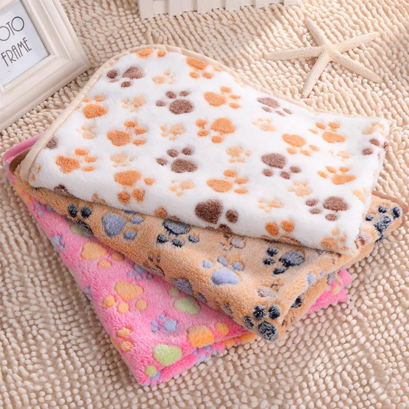 Thick Coral Fleece Pet Blanket Keeping Dogs Cats Warm in Autumn Winter