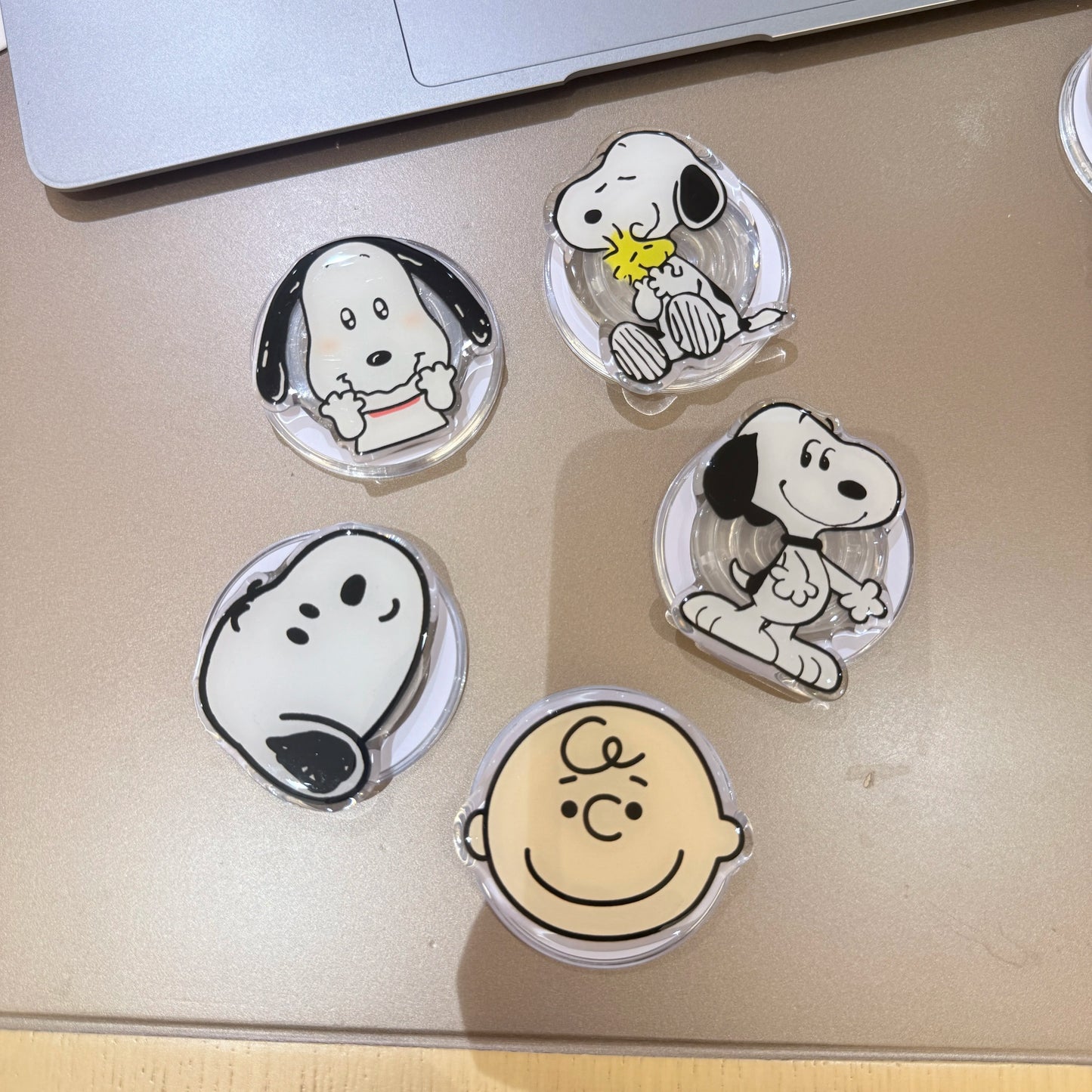 Cute Puppy For Snoopy Suction Magnet Smartphone Magnetic Mobile Phone Holder Samsung For Z Flip 7 Magnetic Phone Stand Practical