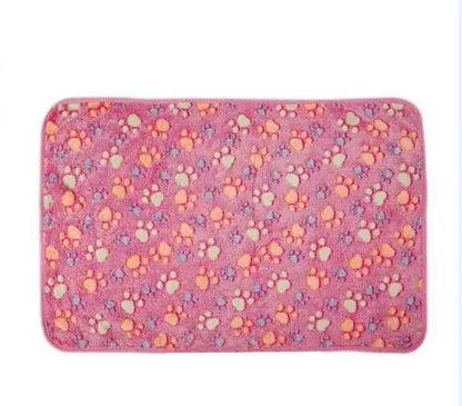 Thick Coral Fleece Pet Blanket Keeping Dogs Cats Warm in Autumn Winter