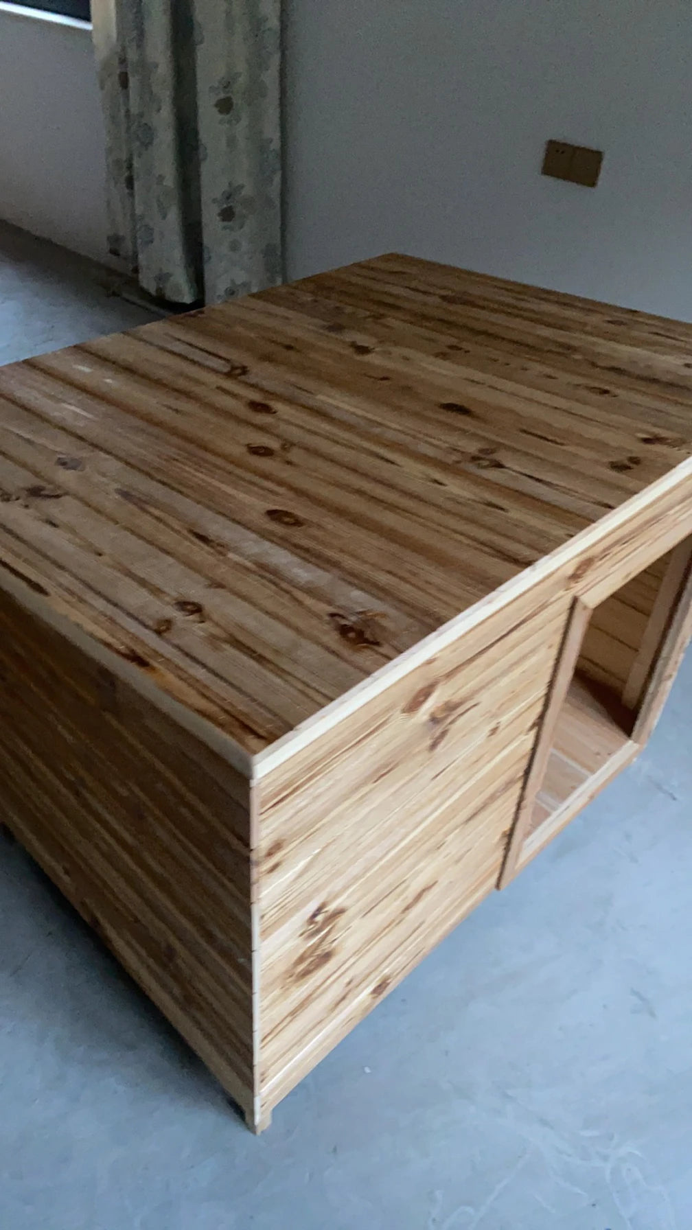 the PINEHOUSE - Large Solid Wood Doghouse, Outdoor Rainproof, Outdoor Waterproof Four-Season Pet Nest, Cat/Dog Cage Golden Feather Edge Animal