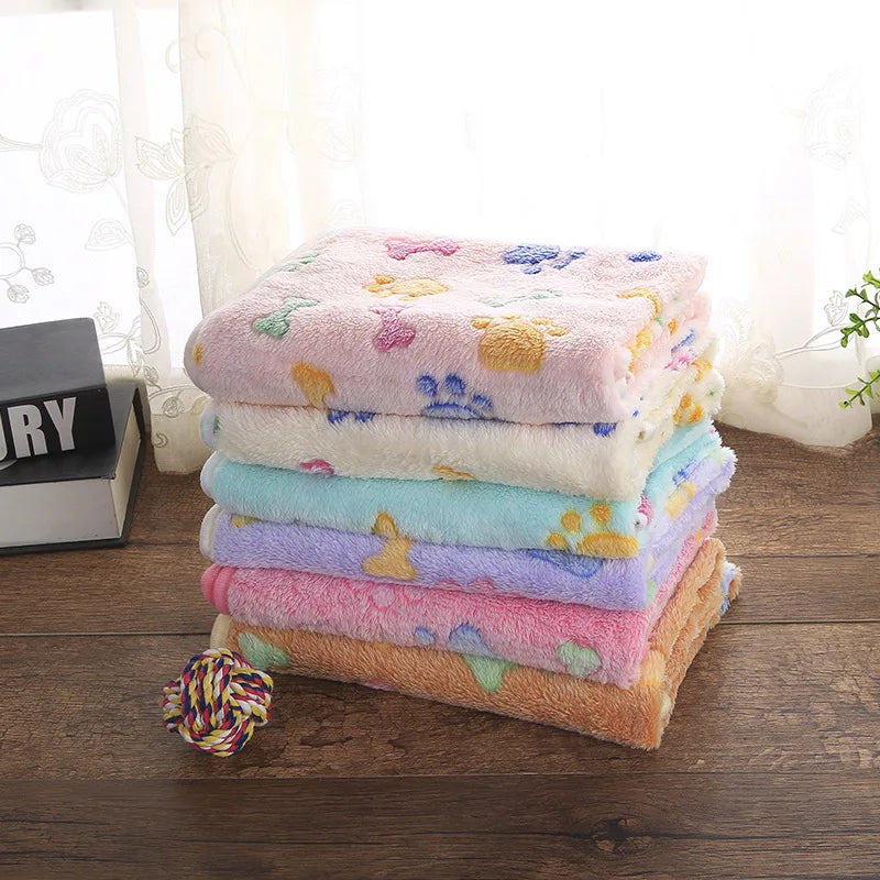 Thick Coral Fleece Pet Blanket Keeping Dogs Cats Warm in Autumn Winter