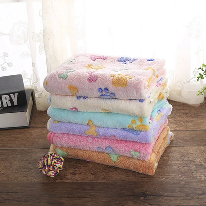 Thick Coral Fleece Pet Blanket Keeping Dogs Cats Warm in Autumn Winter