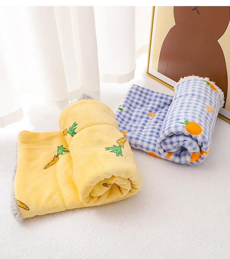 Thickened Dog Blanket Warm Dog Sleep Pad Cotton Warm Pet Blanket Soft and Comfortable Cat Cover Blanket Bed Sheet Pet Supplies