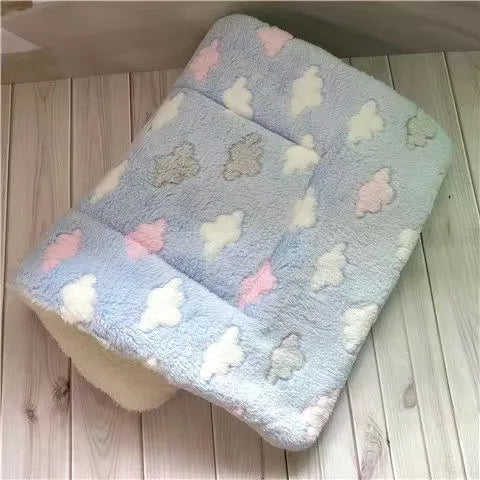 Soft Pet Dog Blanket Thickened Pet Mat for Puppy Chihuahua Sleeping Mat for Cats and Dogs Warm Household Carpet Pet Supplies