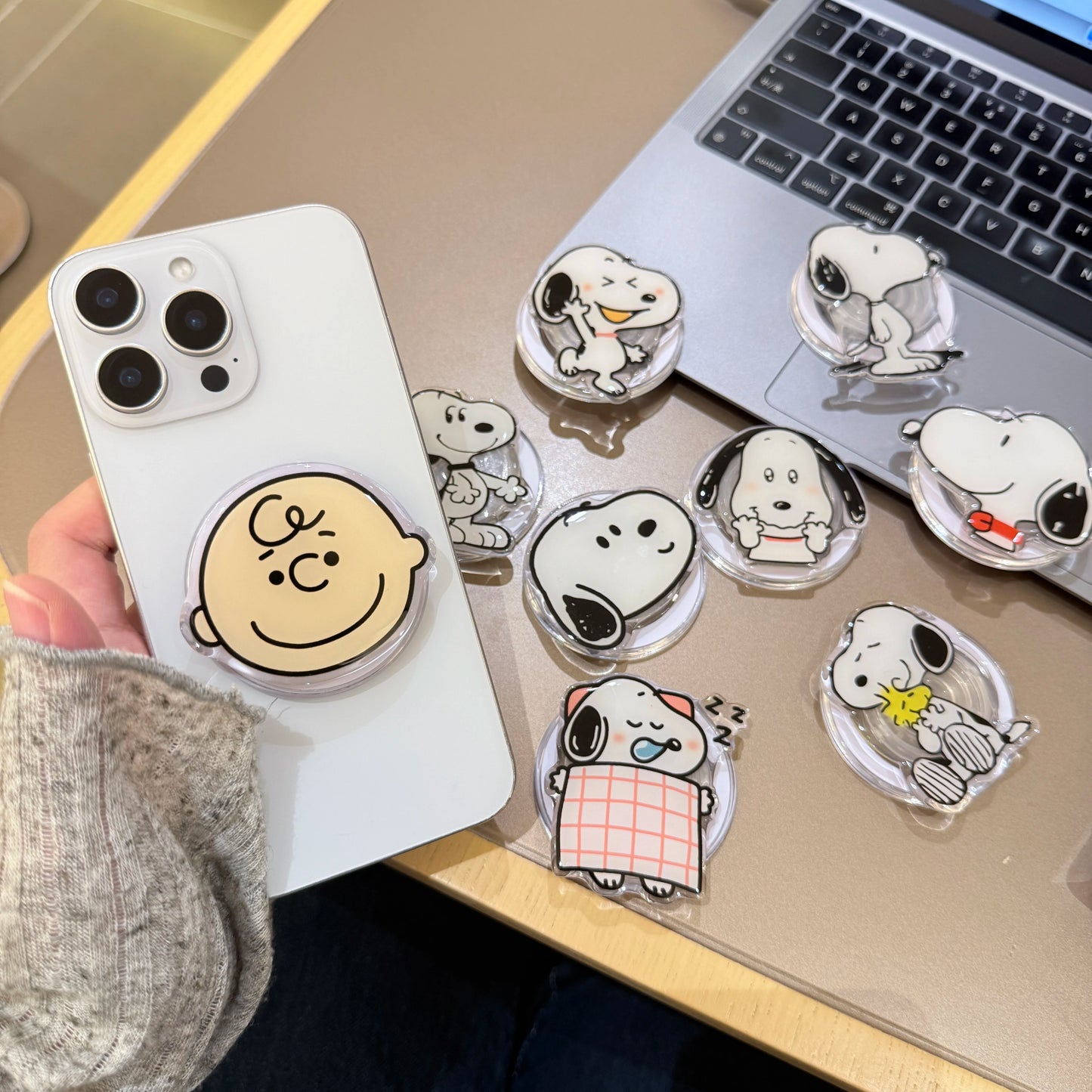 Cute Puppy For Snoopy Suction Magnet Smartphone Magnetic Mobile Phone Holder Samsung For Z Flip 7 Magnetic Phone Stand Practical