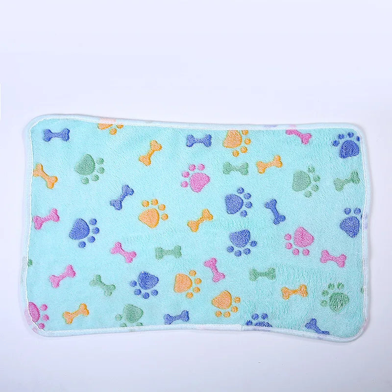 Thick Coral Fleece Pet Blanket Keeping Dogs Cats Warm in Autumn Winter