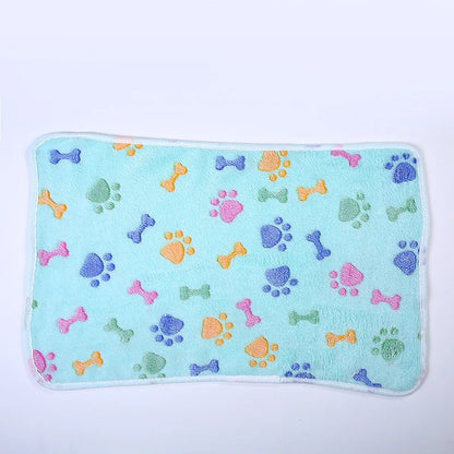 Thick Coral Fleece Pet Blanket Keeping Dogs Cats Warm in Autumn Winter