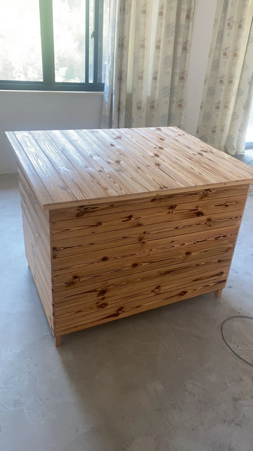 the PINEHOUSE - Large Solid Wood Doghouse, Outdoor Rainproof, Outdoor Waterproof Four-Season Pet Nest, Cat/Dog Cage Golden Feather Edge Animal