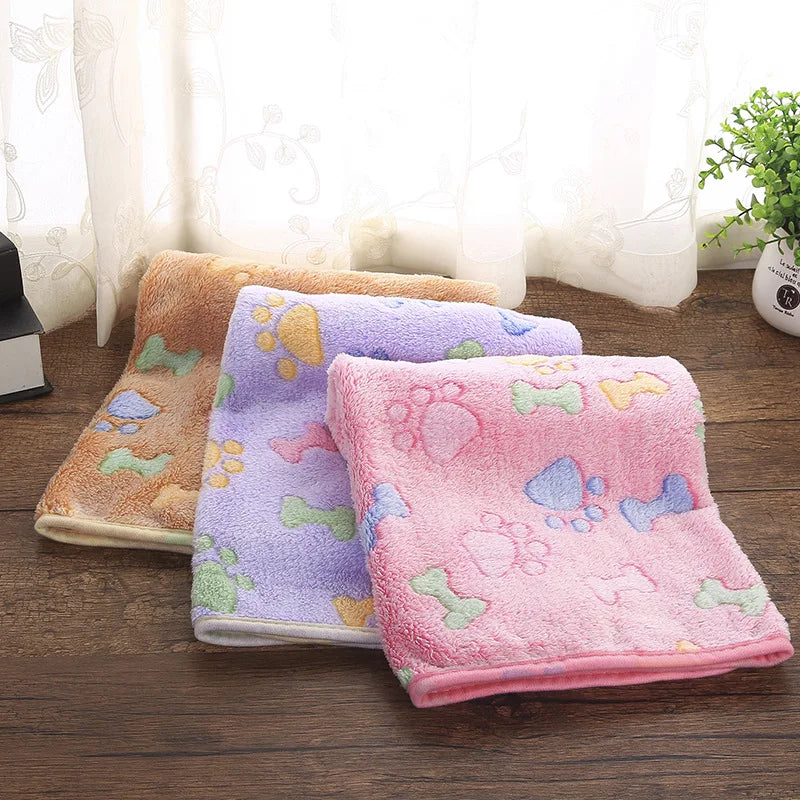 Thick Coral Fleece Pet Blanket Keeping Dogs Cats Warm in Autumn Winter